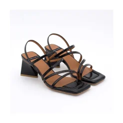 ANGEL ALARCON Guillian - Leather Strappy Sandal With Triangular Heel Design.<Vrouwen Last Units